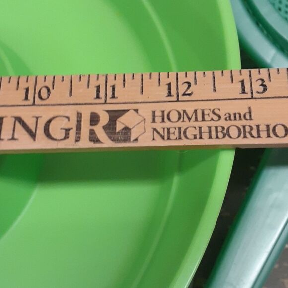 4 pc bundle; Covered fruit/veggie tray, cutting board, & set of 2 strainers - Picture 2 of 12